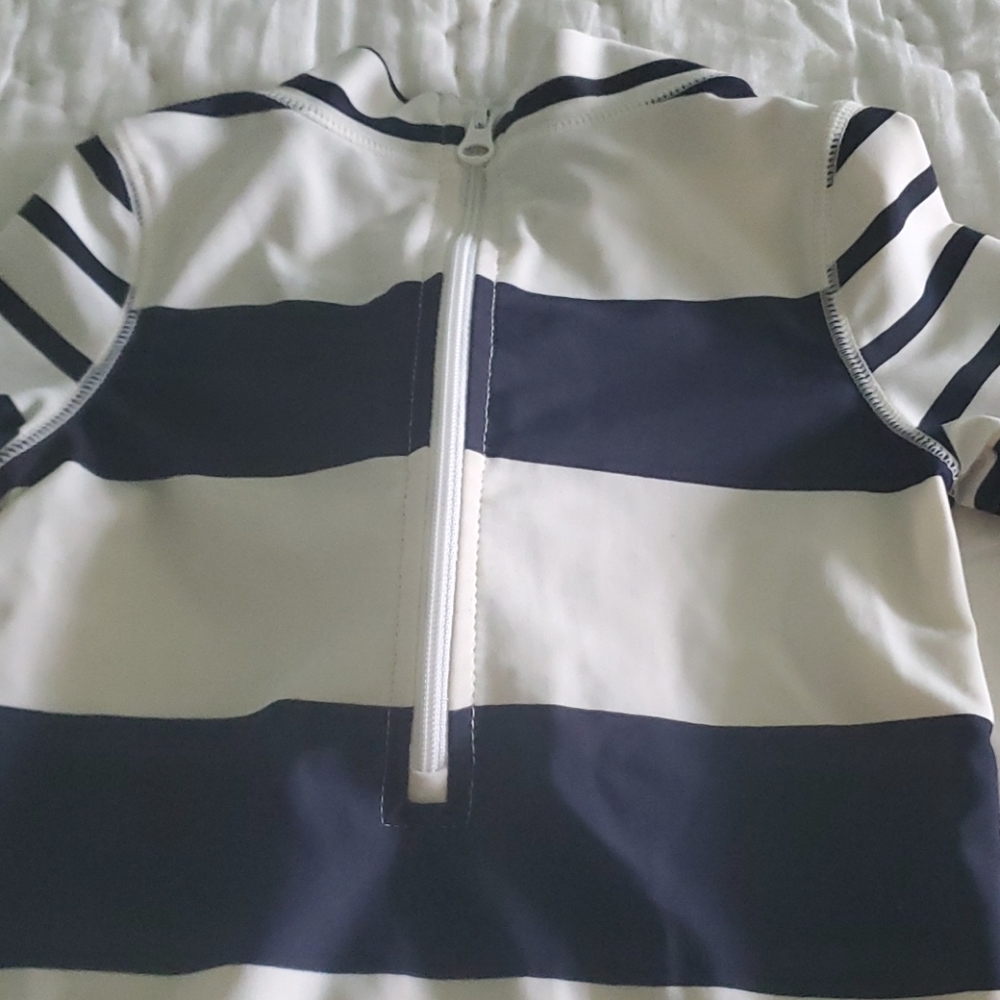 Gap Onsie Rashguard - Picture 3 of 3